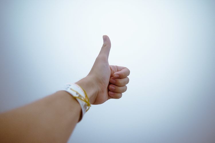 positief denken, armen in de lucht, duimen omhoog, goed in je vel zitten