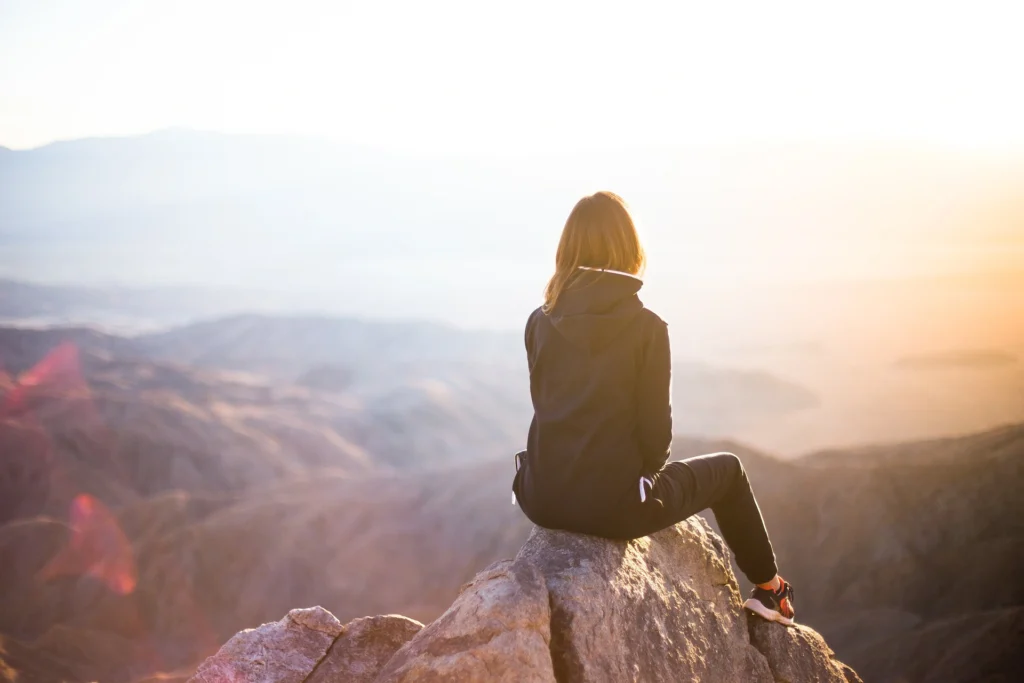 people-woman view mountain Stocksnap Pixabay gcec54008e_1920 verstilling, vertraging om weer te kunnen versnellen